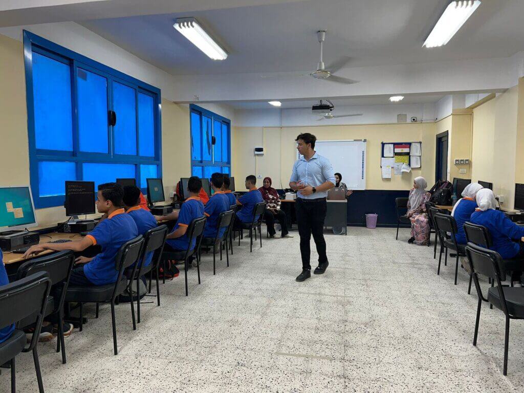 تعليم الروبوتات للأطفال داخل المدرسة